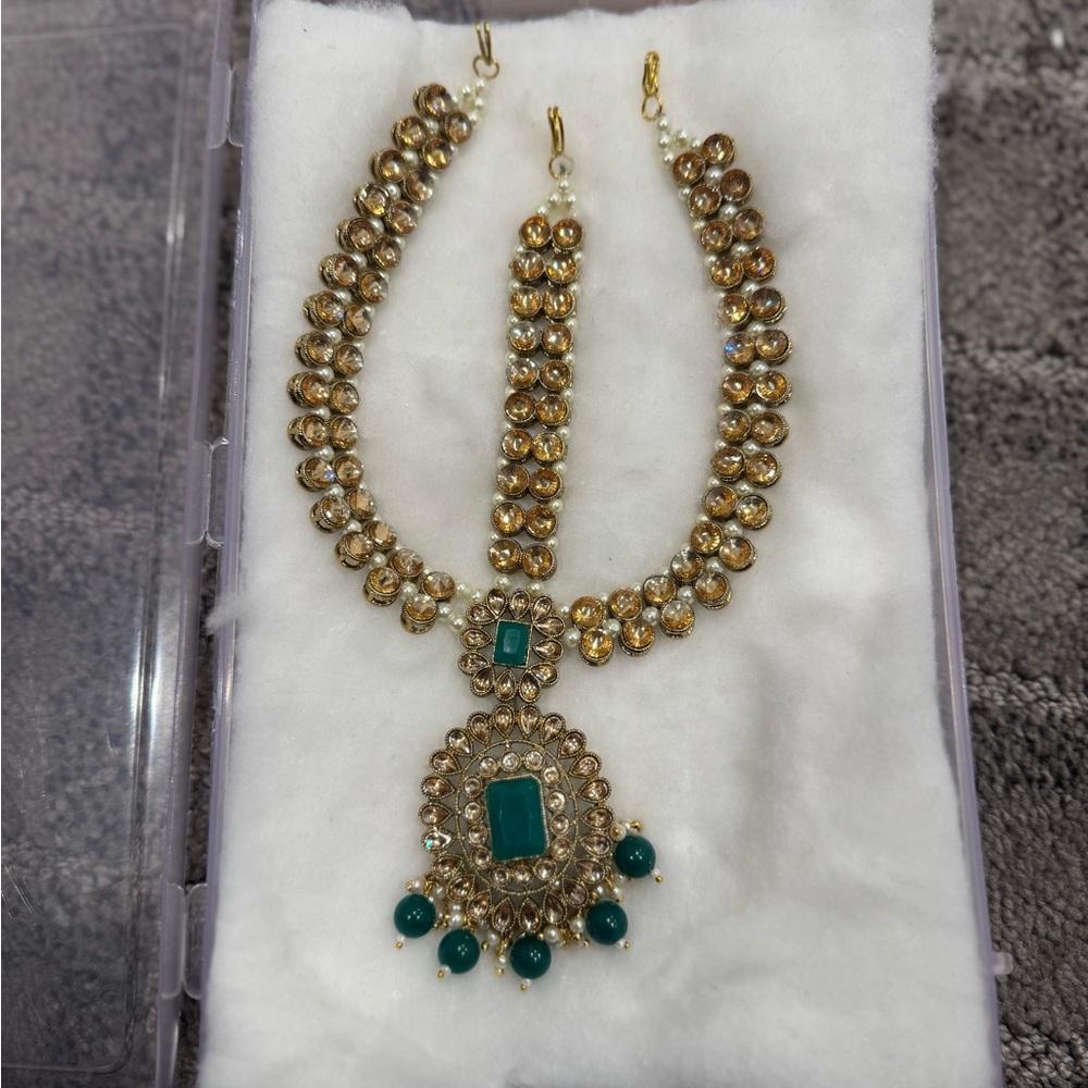 Indian/Pakistani mathapati Elegant Gold and Green Necklace Set